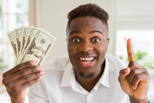 Africano Americano Segurando Vinte Dólares Notas Bancárias Surpreso Com Uma — Fotografia de Stock