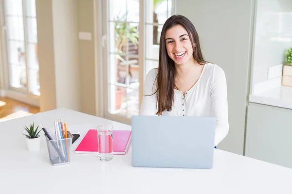 Jonge Mooie Vrouw Glimlachend Gelukkig Werkt Met Computer Laptop — Stockfoto