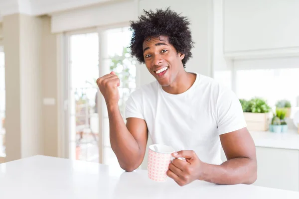 Αφρικανική Αμερικανική Άνθρωπος Αφρο Μαλλιά Πίνοντας Ένα Φλιτζάνι Καφέ Κραυγάζοντας — Φωτογραφία Αρχείου