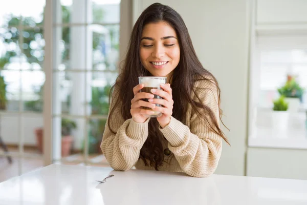 Menina bonita bebendo uma xícara de café em casa e sorrir — Fotografia de Stock