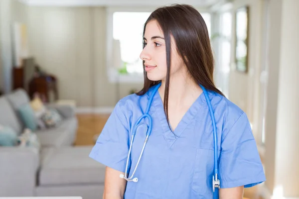 Schöne Junge Krankenschwester Trägt Uniform Und Stethoskop Der Klinik Zur — Stockfoto