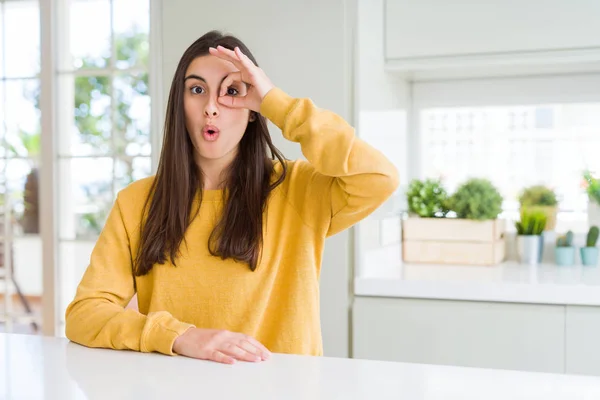 Schöne Junge Frau Gelbem Pullover Tut Geste Schockiert Mit Überraschtem — Stockfoto