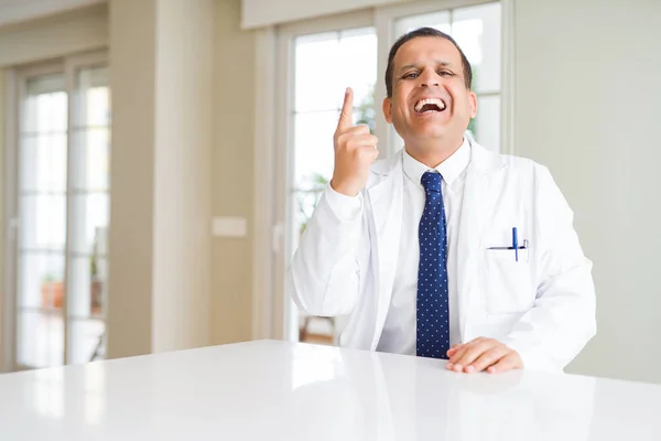 Médico Mediana Edad Con Abrigo Médico Clínica Apuntando Con Dedo — Foto de Stock