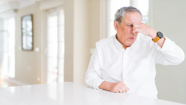 Knappe Senior Man Thuis Ruiken Iets Stinkend Walgelijk Ondraaglijk Geur — Stockfoto