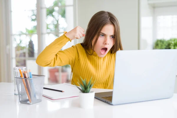 Menina Bonita Estudando Para Escola Usando Laptop Computador Irritado Frustrado — Fotografia de Stock