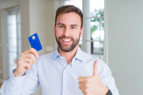 Hombre Negocios Guapo Sosteniendo Tarjeta Crédito Feliz Con Una Gran —  Fotos de Stock