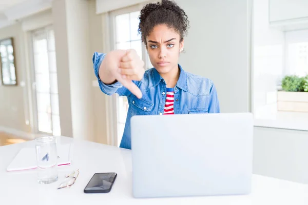 Ung Amerikansk Student Kvinna Använder Dator Laptop Med Arga Ansikte — Stockfoto