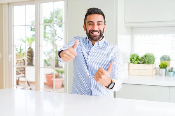 Bonito Homem Negócios Hispânico Aprovando Fazer Gesto Positivo Com Mão — Fotografia de Stock