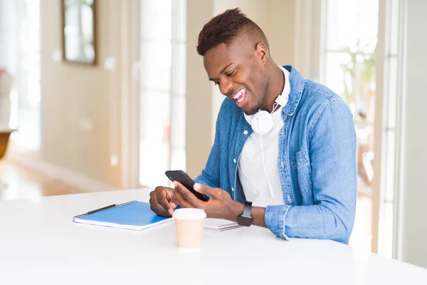 Knappe Jonge Afrikaanse Business Man Met Behulp Van Smartphone Lachend — Stockfoto