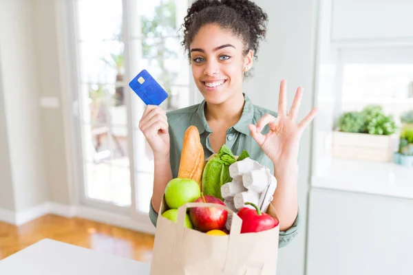 Joven Afroamericana Chica Sosteniendo Bolsa Papel Comestibles Tarjeta Crédito Como —  Fotos de Stock