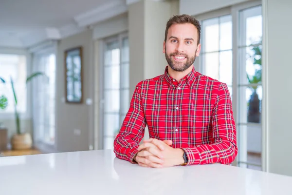 Schöner Mann Buntem Hemd Mit Einem Fröhlichen Und Kühlen Lächeln — Stockfoto