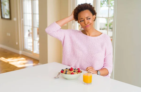 Junge Afrikanisch Amerikanische Frau Die Morgens Hause Gesund Frühstückt Verwirrt — Stockfoto