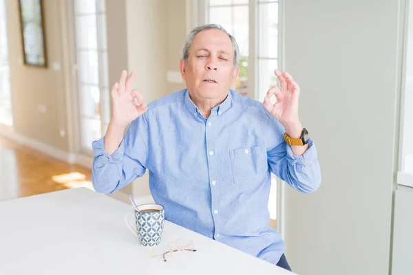 Bel Homme Âgé Qui Boit Une Tasse Café Maison Relaxe — Photo