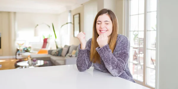 Mulher Bonita Casa Muito Feliz Animado Fazendo Gesto Vencedor Com — Fotografia de Stock