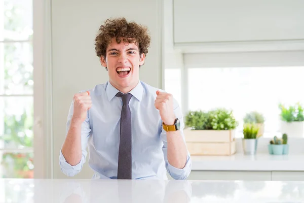 Młody Człowiek Biznesu Ubrany Krawat Obchodzi Zaskoczony Zdumiony Sukcesem Ramionami — Zdjęcie stockowe