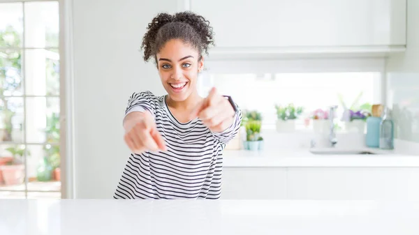 Vacker Afrikansk Amerikansk Kvinna Med Afro Hår Klädd Casual Randig — Stockfoto