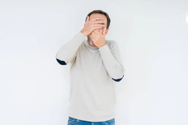 Κομψός Ανώτερος Άνθρωπος Απομονωμένο Φόντο Καλύπτοντας Μάτια Και Στόμα Χέρια — Φωτογραφία Αρχείου