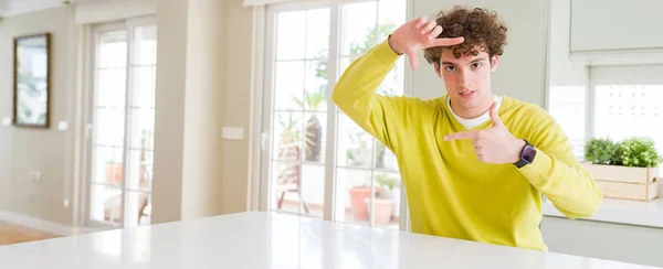 Tiro Ângulo Largo Homem Bonito Jovem Casa Sorrindo Fazendo Moldura — Fotografia de Stock