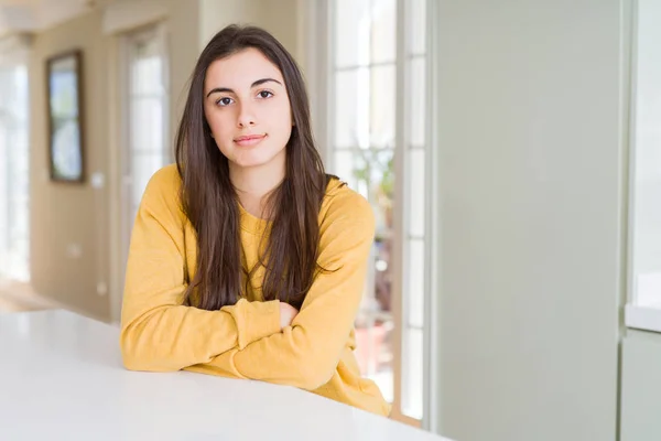 Piękna Młoda Kobieta Ubrana Żółty Sweter Poważnym Wyrazem Twarzy Proste — Zdjęcie stockowe