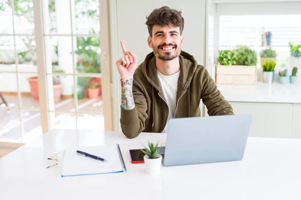 Jovem Estudante Usando Laptop Computador Notebook Muito Feliz Apontando Com — Fotografia de Stock