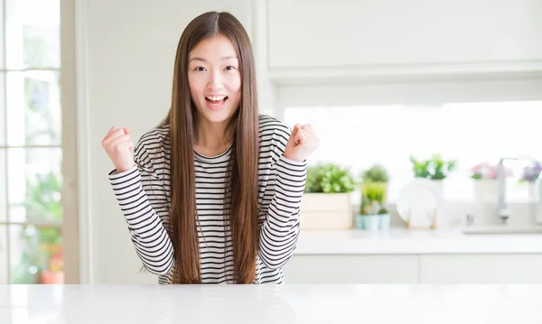 Hermosa Mujer Asiática Con Suéter Rayas Celebrando Sorprendida Sorprendida Por — Foto de Stock