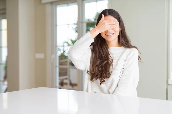 Jonge Mooie Vrouw Thuis Witte Tafel Glimlachen Lachen Met Hand — Stockfoto