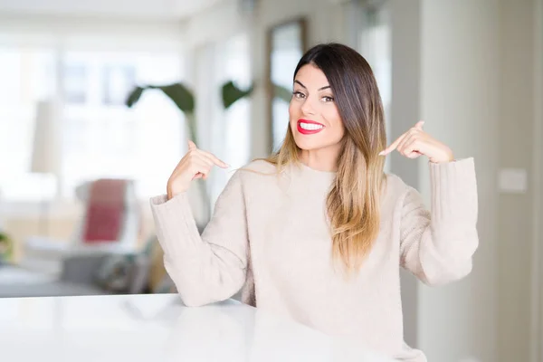 Jovem Mulher Bonita Vestindo Suéter Inverno Casa Olhando Confiante Com — Fotografia de Stock