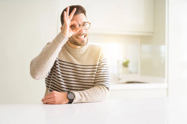 Jovem Homem Bonito Vestindo Óculos Casa Com Rosto Feliz Sorrindo — Fotografia de Stock