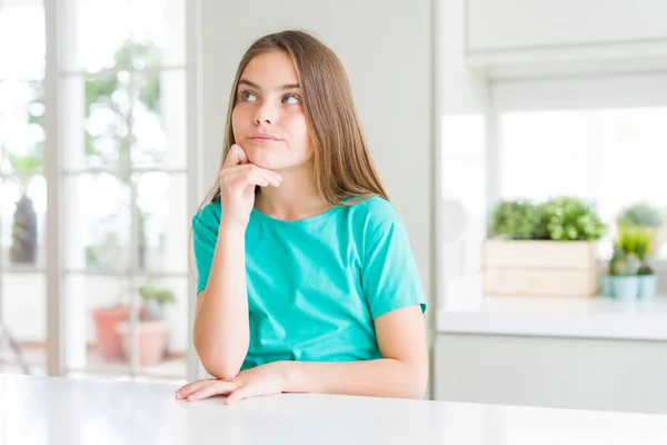 Menina Bonita Garoto Vestindo Camiseta Verde Com Mão Queixo Pensando — Fotografia de Stock