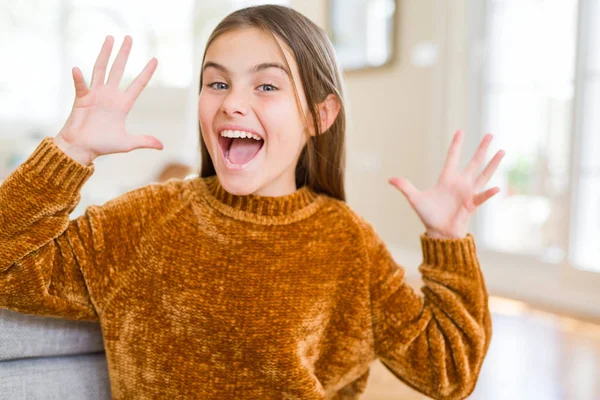 Schöne Junge Mädchen Lässigem Pullover Feiern Verrückt Und Erstaunt Für — Stockfoto