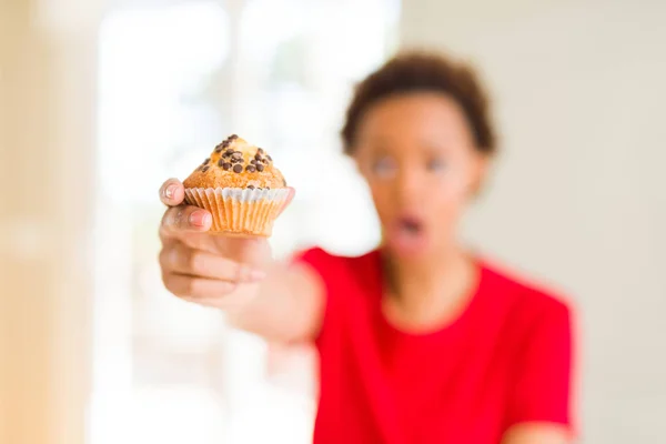 Junge Afrikanisch Amerikanische Frau Essen Schokoladenchips Muffins Erschrocken Mit Einem — Stockfoto