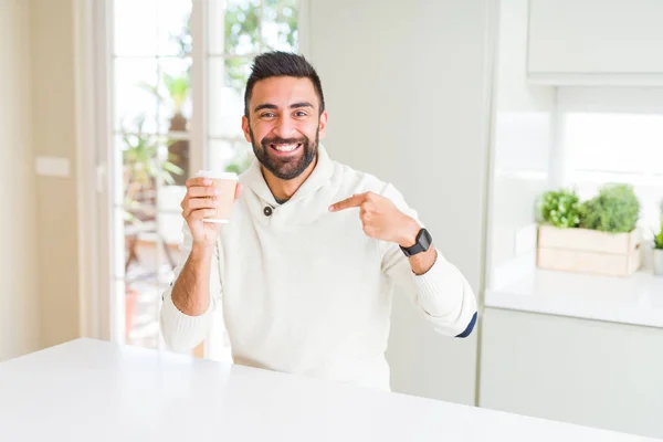 Hombre Hispano Guapo Bebiendo Café Una Taza Papel Con Cara — Foto de Stock