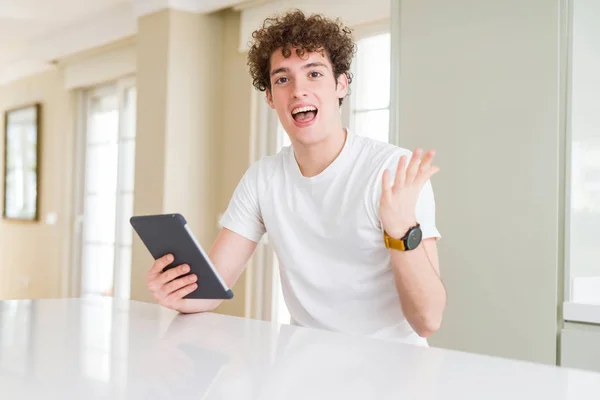 Ung Man Som Använder Pekplattan Tablet Mycket Glad Och Upphetsad — Stockfoto