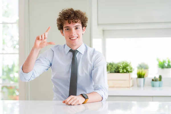 Junger Geschäftsmann Mit Krawatte Lächelnd Und Selbstbewusst Gestikulierend Während Mit — Stockfoto