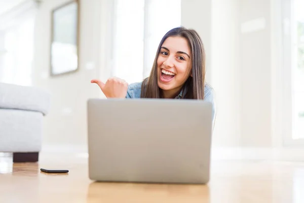 Schöne Junge Frau Auf Dem Boden Liegend Mit Laptop Zeigt — Stockfoto