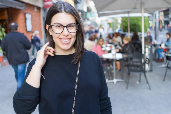 Bella Giovane Donna Bruna Sorridente Eccitata Camminando Strade Della Città — Foto Stock