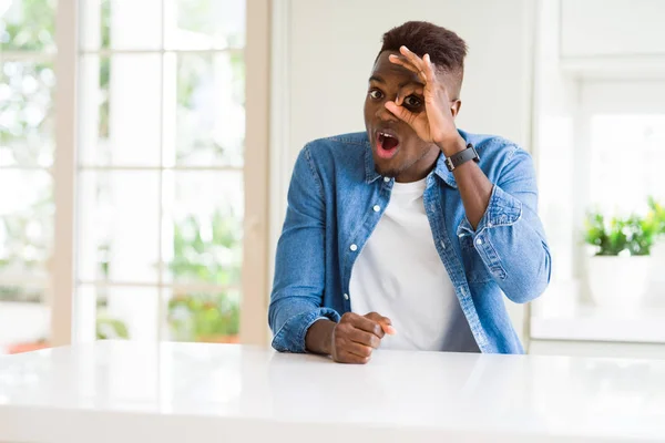 Bel Homme Afro Américain Maison Faisant Geste Correct Choqué Par — Photo