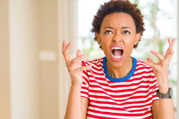 Joven Mujer Afroamericana Hermosa Casa Loca Loca Gritando Gritando Con — Foto de Stock