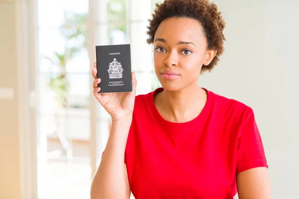 Junge Afrikanisch Amerikanische Frau Mit Kanadischem Pass Mit Selbstbewusstem Gesichtsausdruck — Stockfoto