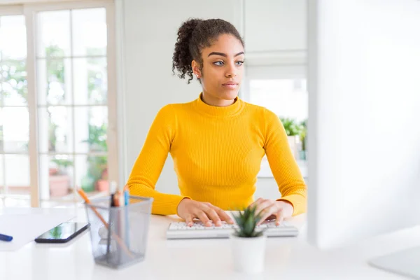 Chica Afroamericana Joven Que Trabaja Usando Ordenador Con Una Expresión — Foto de Stock