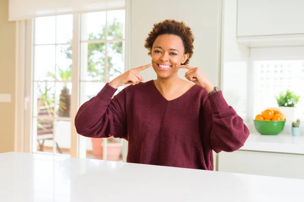 Jeune Belle Femme Afro Américaine Maison Souriante Confiante Montrant Pointant — Photo