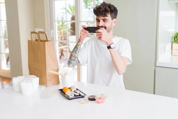 Jeune Homme Prenant Des Photos Avec Smartphone Sushi Asiatique Nourriture — Photo