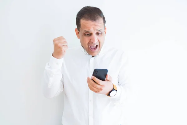 Hombre Mediana Edad Usando Teléfono Inteligente Sobre Pared Blanca Gritando —  Fotos de Stock