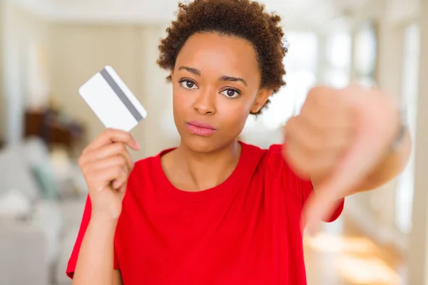 Junge Afrikanisch Amerikanische Frau Hält Kreditkarte Mit Wütendem Gesicht Negatives — Stockfoto