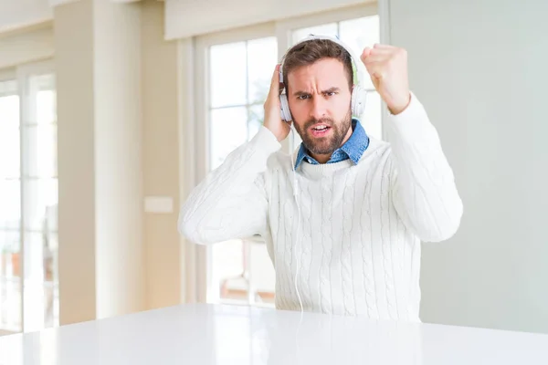 Hombre Guapo Usando Auriculares Escuchando Música Molesto Frustrado Gritando Con —  Fotos de Stock