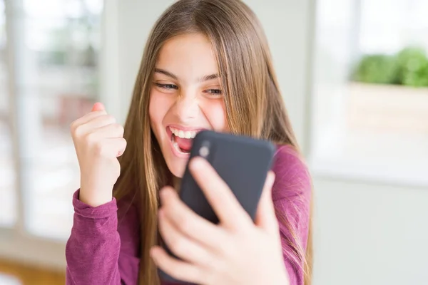 美しい若い女の子の子供は 誇らしげに叫んで 勝利と成功を祝うスマートフォンを使用してメッセージを送信し 非常に興奮し 感情を応援 — ストック写真
