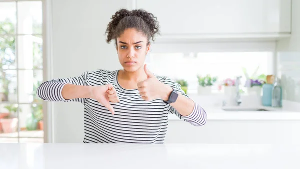 Schöne Afrikanisch Amerikanische Frau Mit Afro Haaren Trägt Lässig Gestreiften — Stockfoto