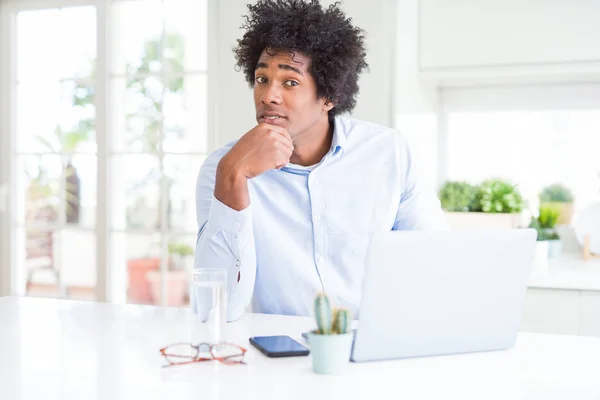 Afro Amerikaanse Zakenman Met Behulp Van Laptop Ernstige Gezicht Denken — Stockfoto