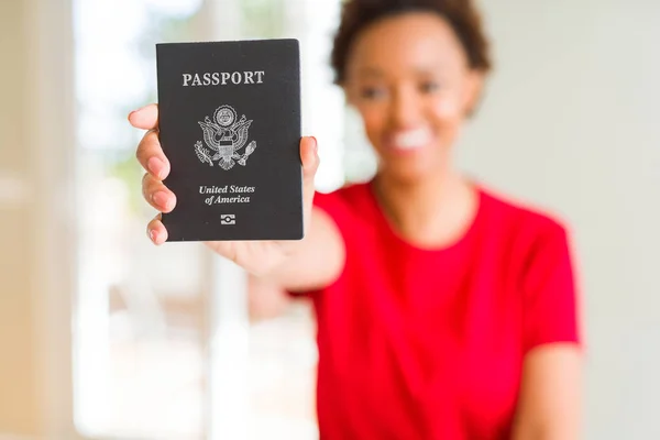Joven Mujer Afroamericana Con Pasaporte Los Estados Unidos América Con — Foto de Stock