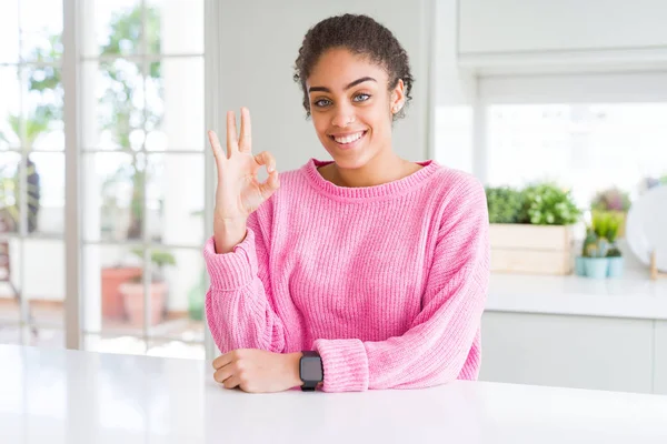 Mulher Americana Africana Bonita Com Cabelo Afro Vestindo Camisola Rosa — Fotografia de Stock